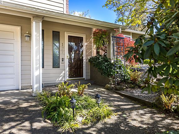 3rd image of 1374 SE 52nd Ave