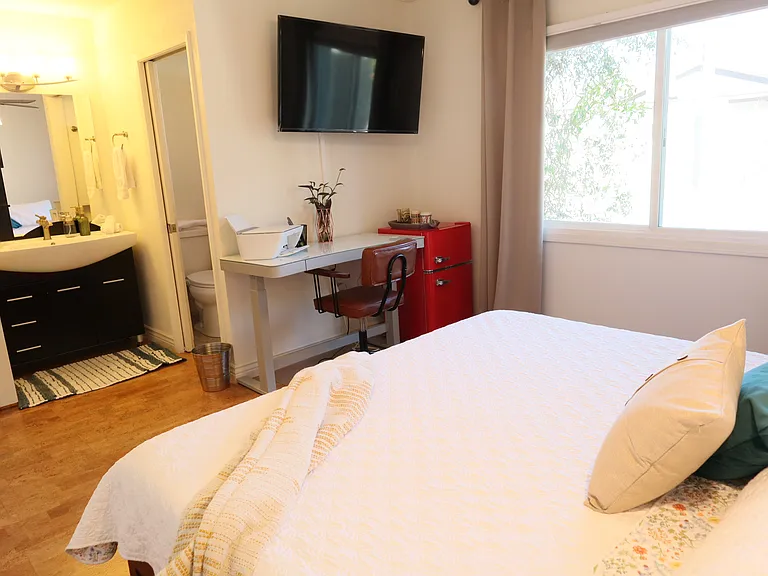 2526 E Corrine Dr — Photo 3