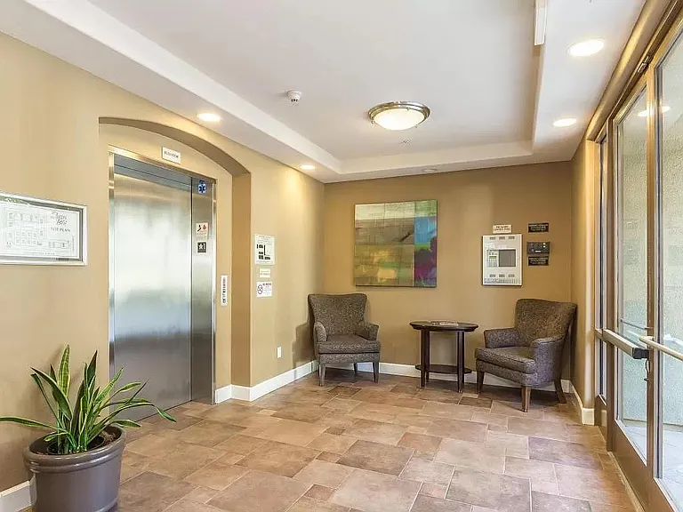 128 N Oak Knoll Ave #110 — Photo 4