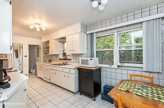 3rd image of 411 Sunset Dr