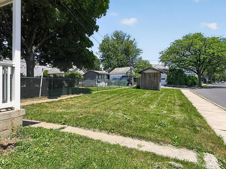334 S Railroad St — Photo 4