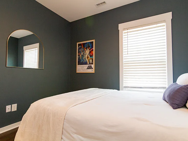 3rd Guest room with queen size bed.