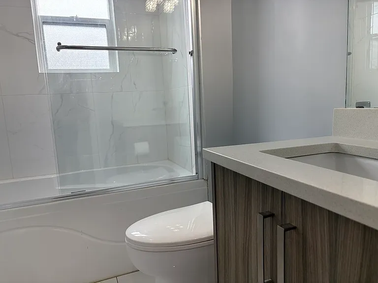 822 Stockwell Ave #4 — Photo 5