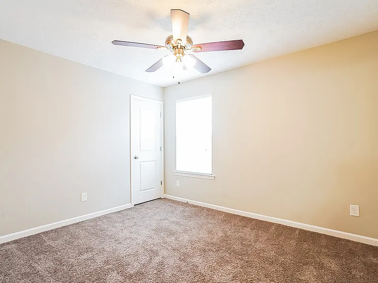 1718 Hartford Ln — Photo 13