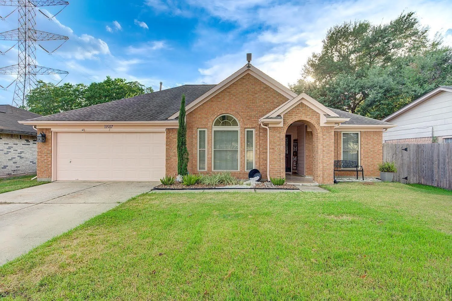 3 bed, 2.0 bath, 1590 sqft, $2,000 — Photo 1