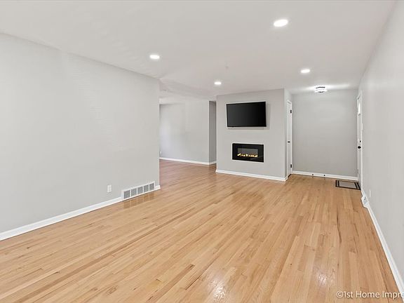 3rd image of 15955 Debbie Ln
