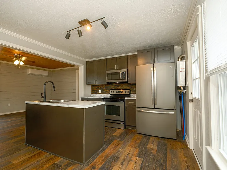 204 Oakland St — Photo 10