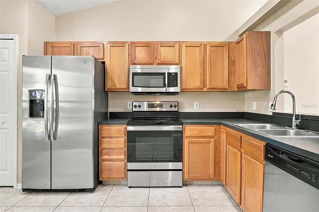 3 bed, 2.0 bath, 1184 sqft, $2,300 — Photo 4
