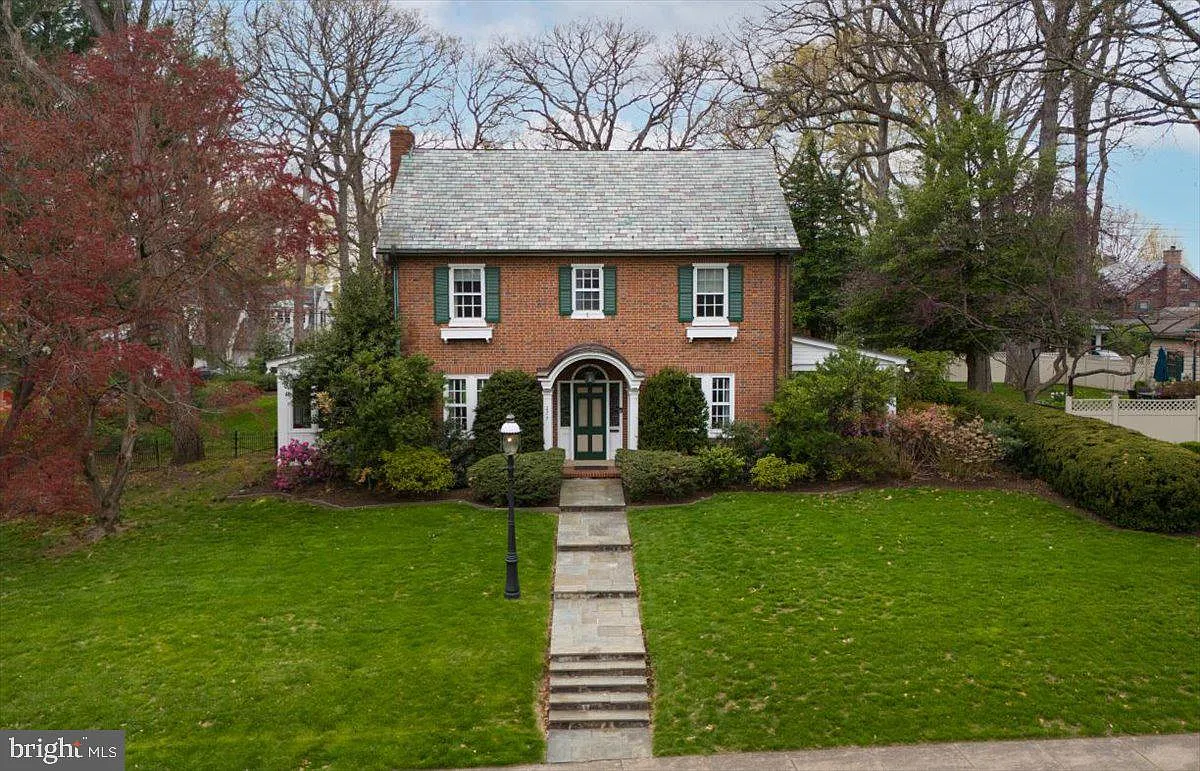 277 W Oakland Ave photo 1