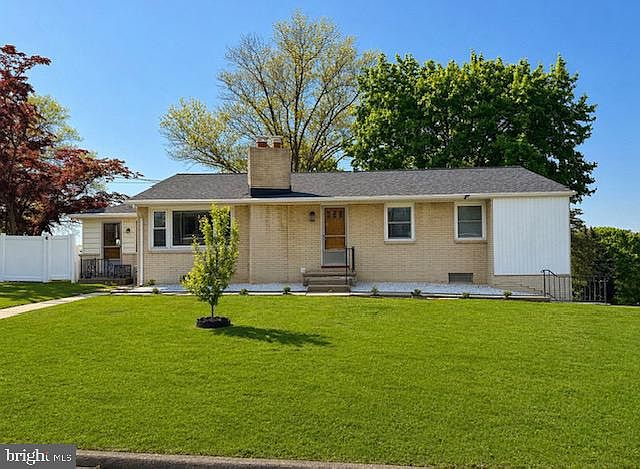 1st image of 555 Woodland View Dr