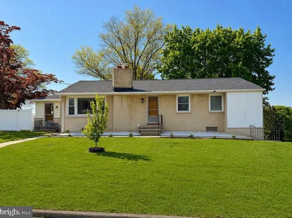 555 Woodland View Dr, York, PA 17406