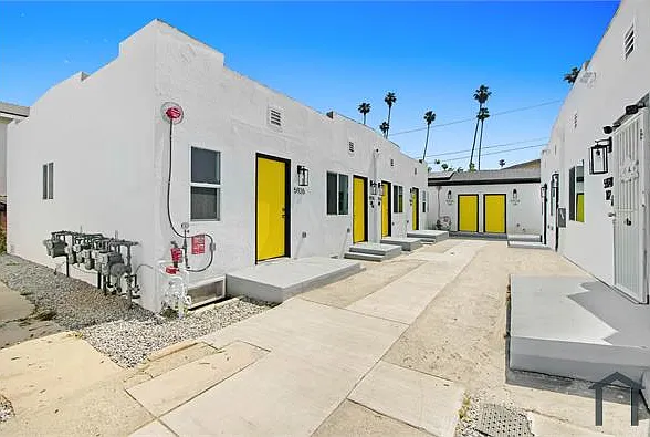 5928 S Hoover St — Photo 5