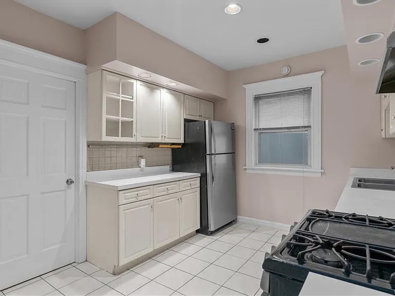 689 W Delavan Ave — Photo 8