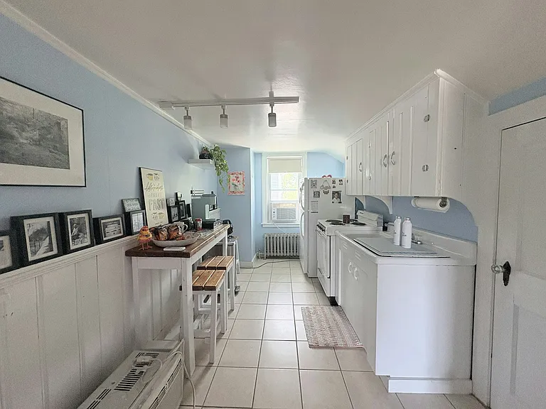 2nd kitchen (upstairs)