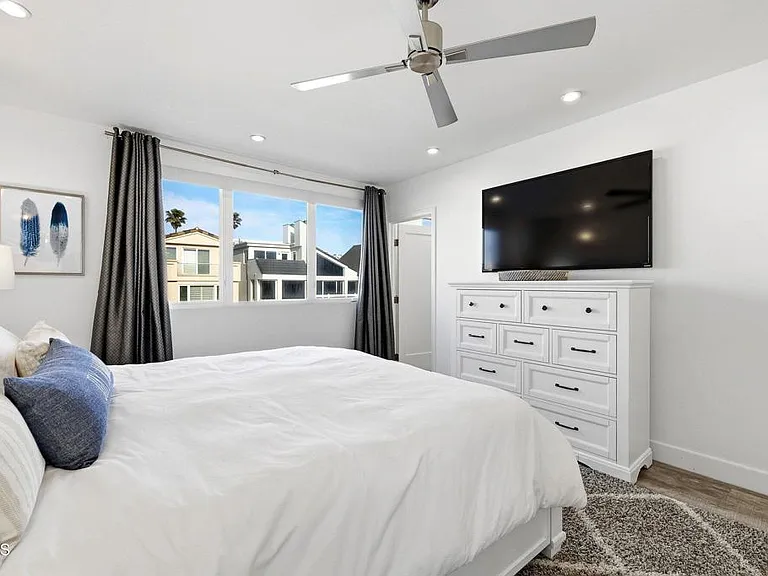 3373 Ocean Dr — Photo 50