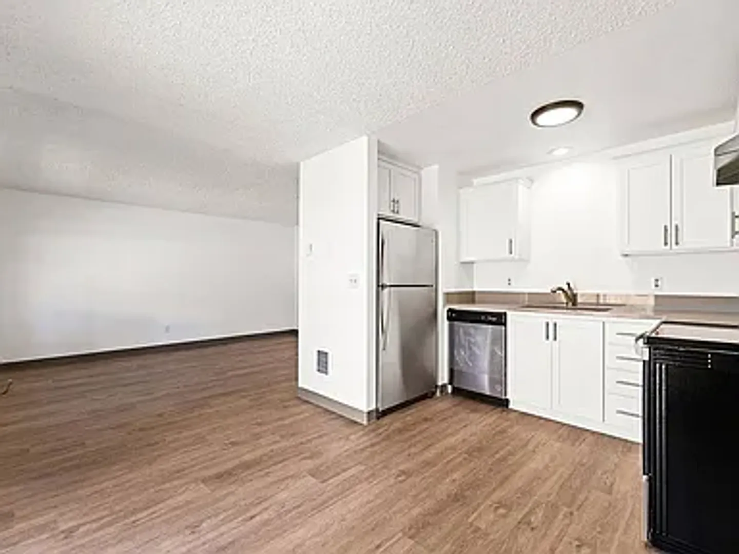 Coast Pine Apartments — Photo 4