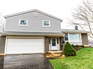 2032 Flower Cir, Arlington Heights, IL 60004