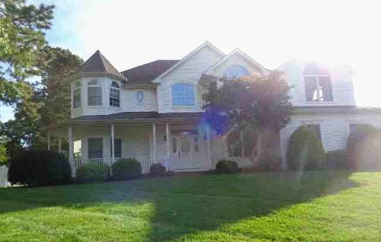 1st image of 17 Sweetberry Ave