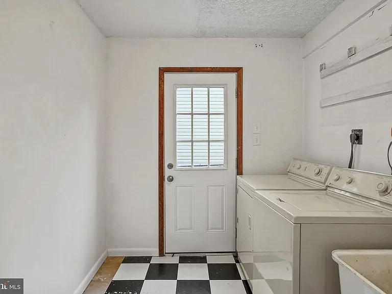 9086 Brook Ford Rd — Photo 16