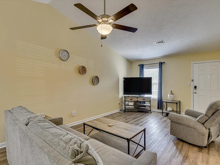540 Edgecliff Ln — Photo 6
