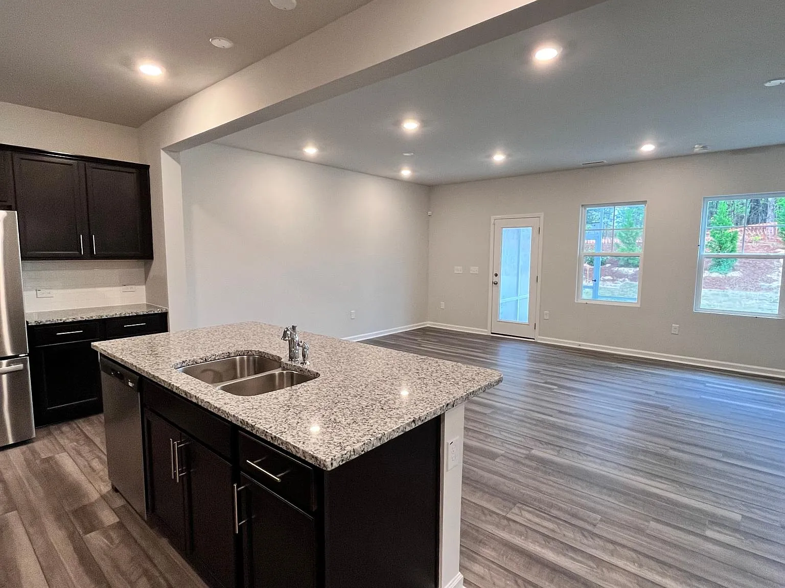 3 bed, 2.5 bath, 1924 sqft, $2,095 — Photo 3