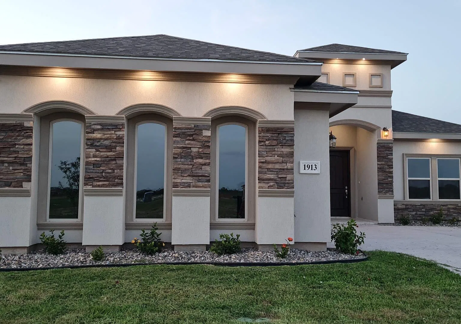 1913 Ridgeway Cir — Photo 1