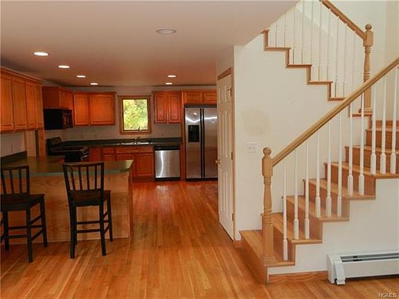 2nd image of 19 Canterbury Ln