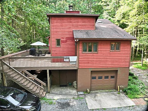 5th image of 689 Barker Rd