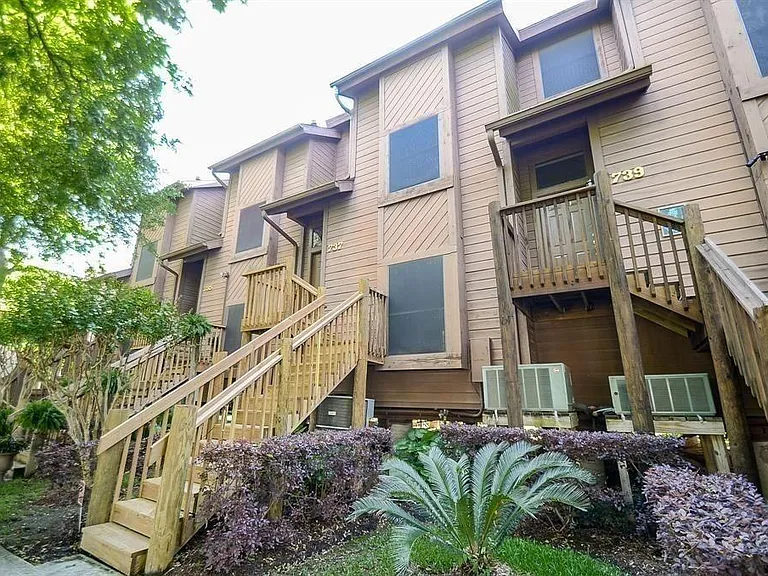 737 Davis Rd — Photo 1