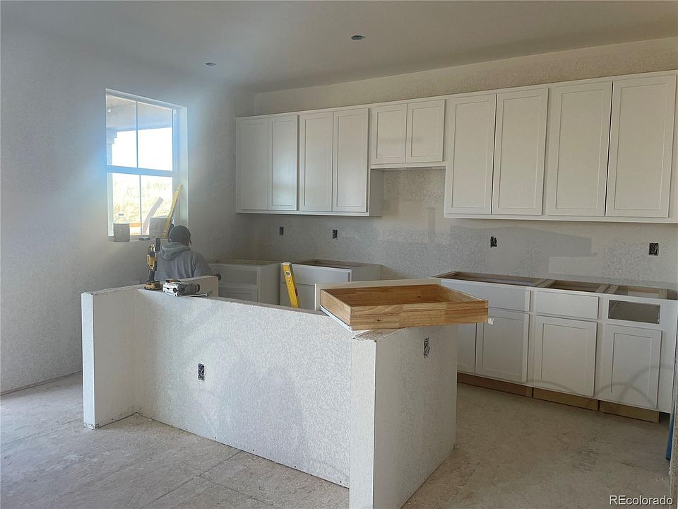 2nd image of 2472 Crescent Circle