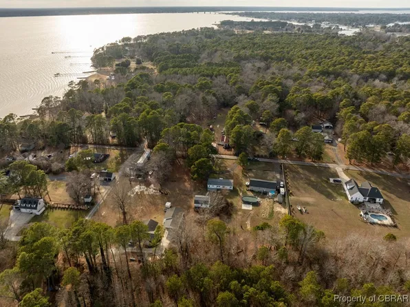 1567 Fleming Rd, Hayes, VA 23072