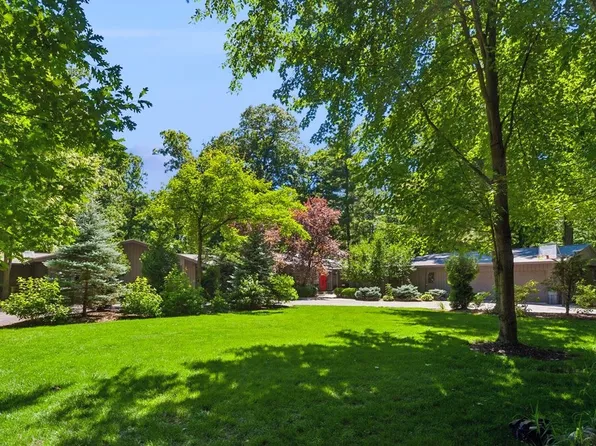 3035 Blackthorn Rd, Riverwoods, IL 60015
