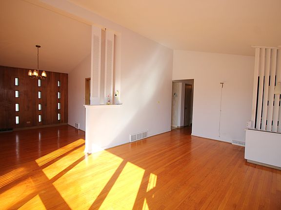 5th image of 10417 Laramie Ave