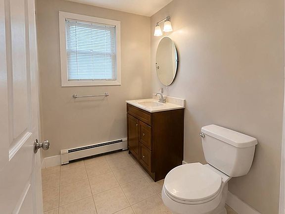 5th image of 937 Main St APT 6
