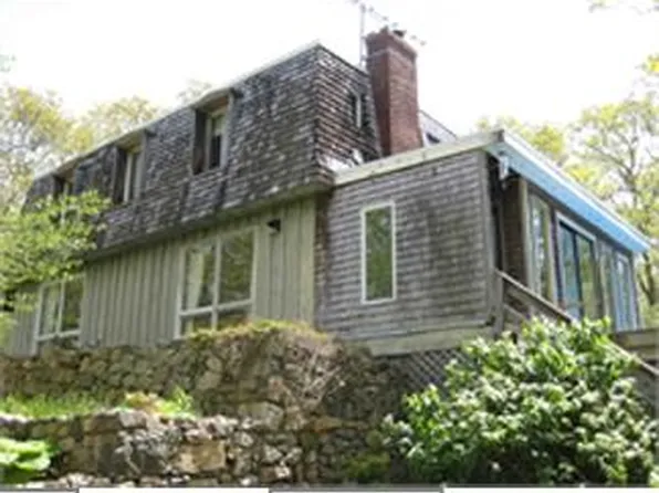 84 Sumner Cir W, Vineyard Haven, MA 02568