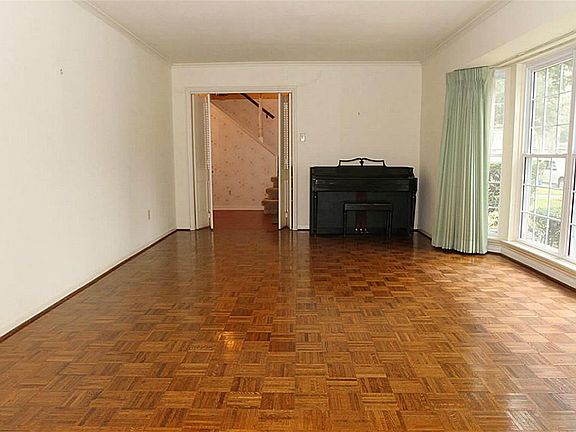 5th image of 7910 Braesdale Ln