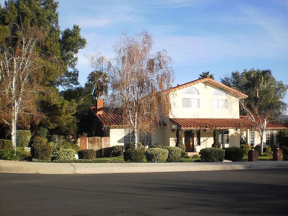 Gorgeous corner lot house very secluded