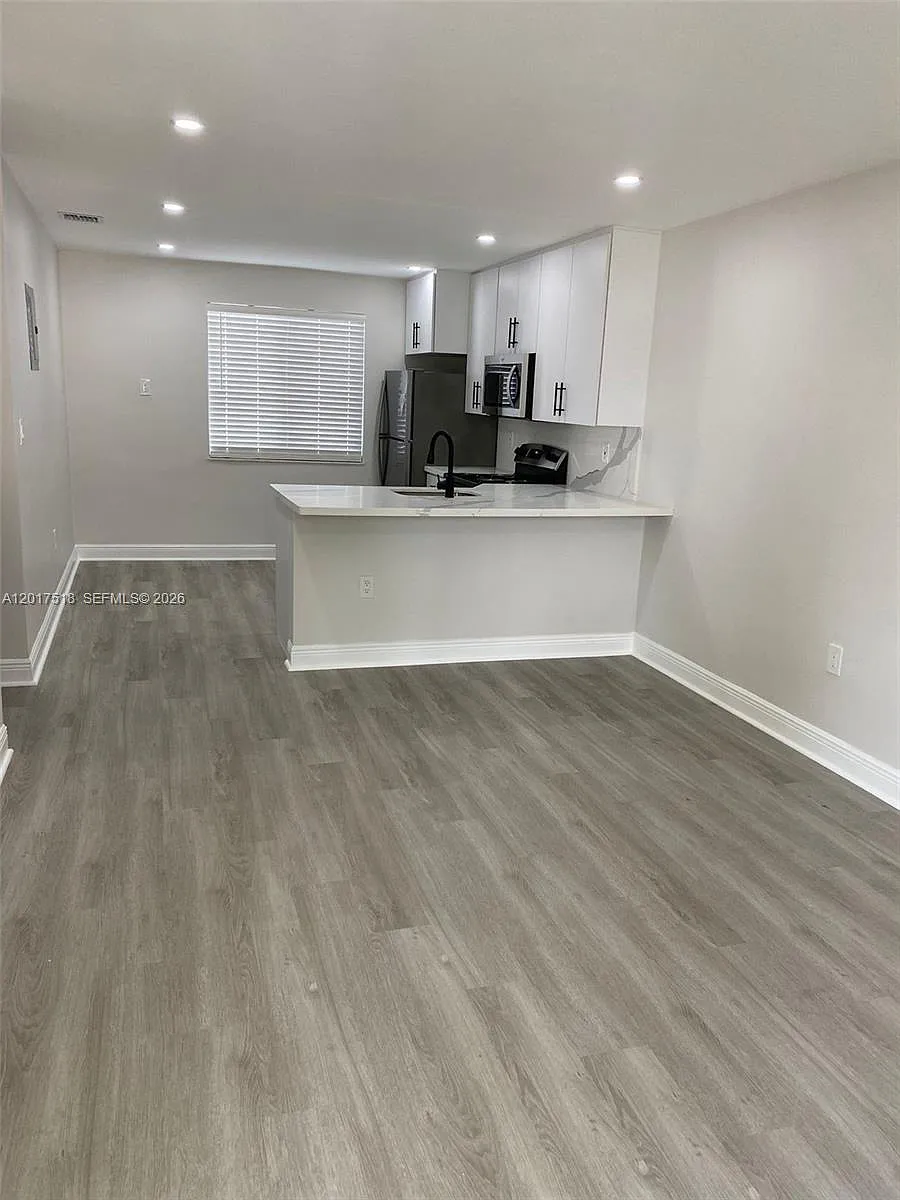 Building Photo - 4650 W Flagler St #3