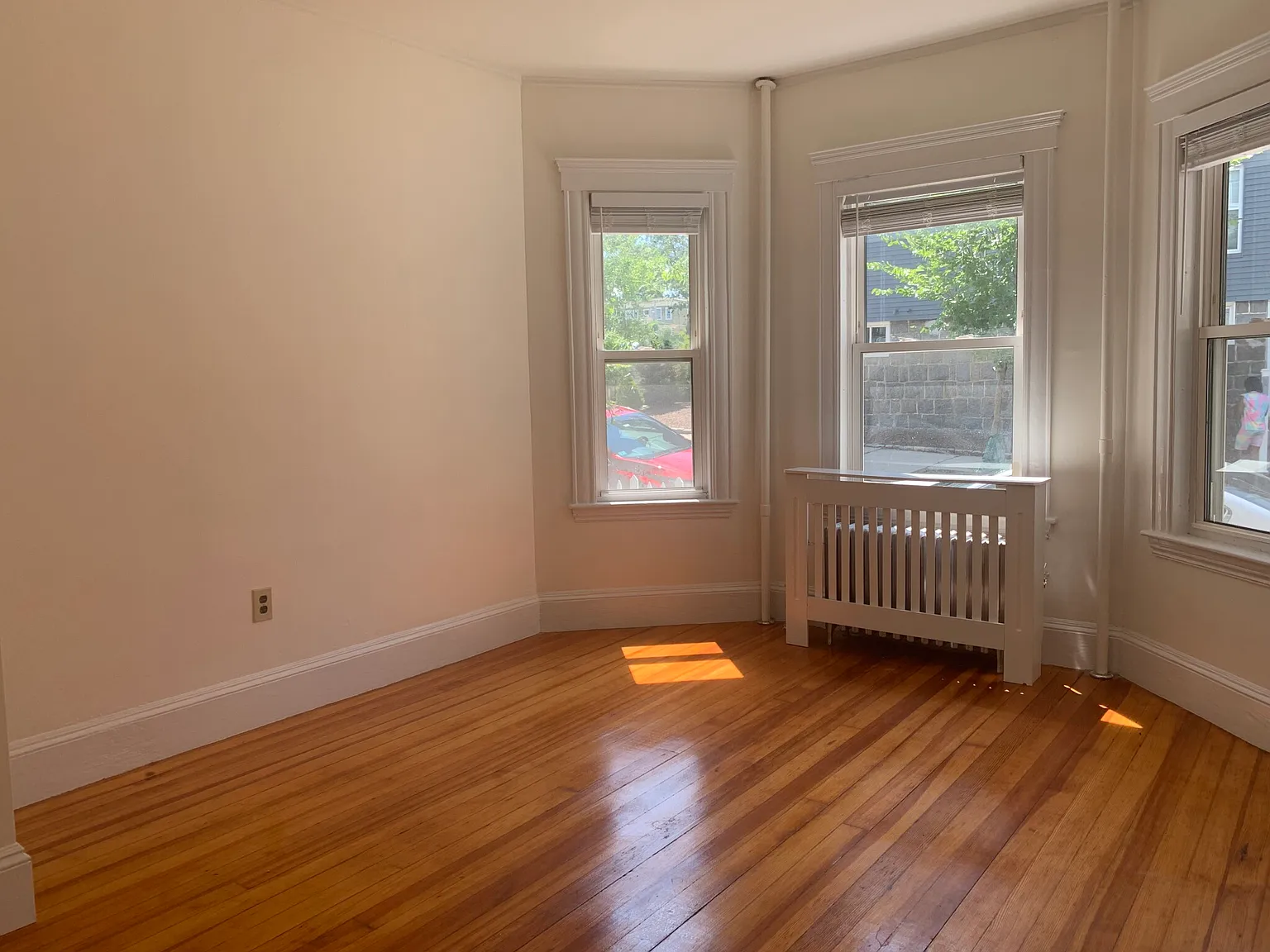 3 bed, 1.0 bath, 1100 sqft, $2,700 — Photo 3
