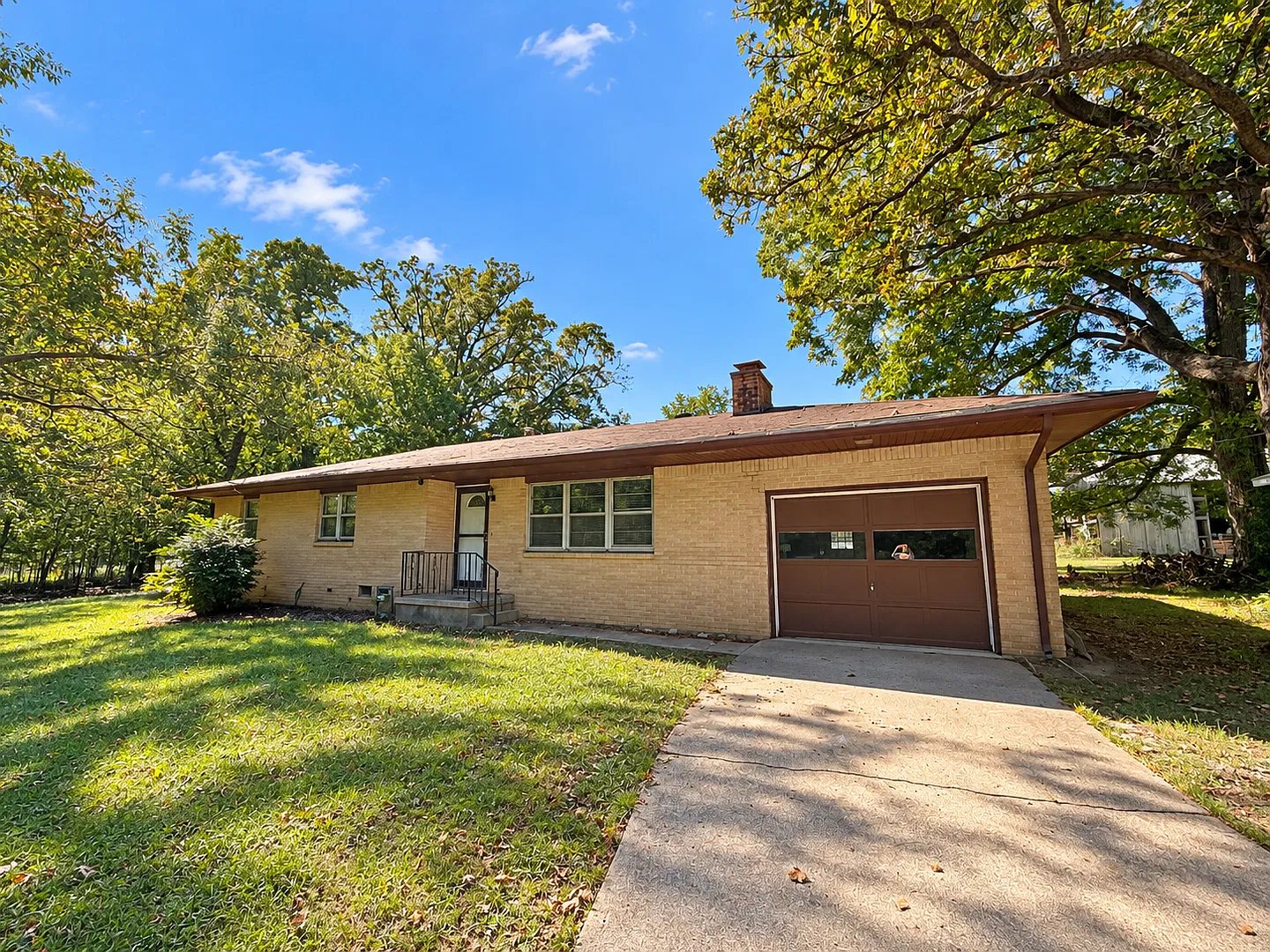 Spacious 3 Bedroom / 2 Bathroom House With Garage And Shed In Joplin Mo!! — Photo 1