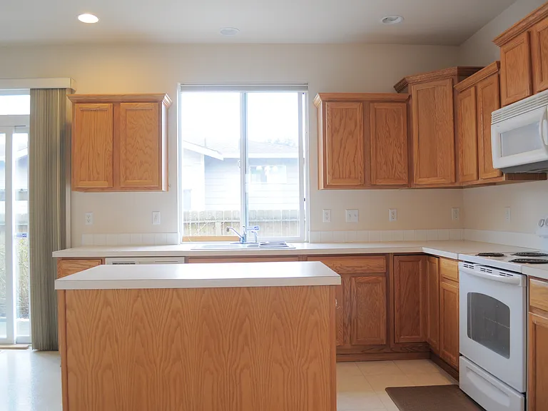 551 Quincy Ave NE — Photo 3