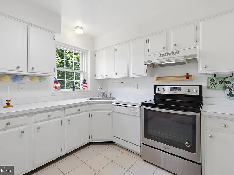 8350 Glastonbury Ct — Photo 11