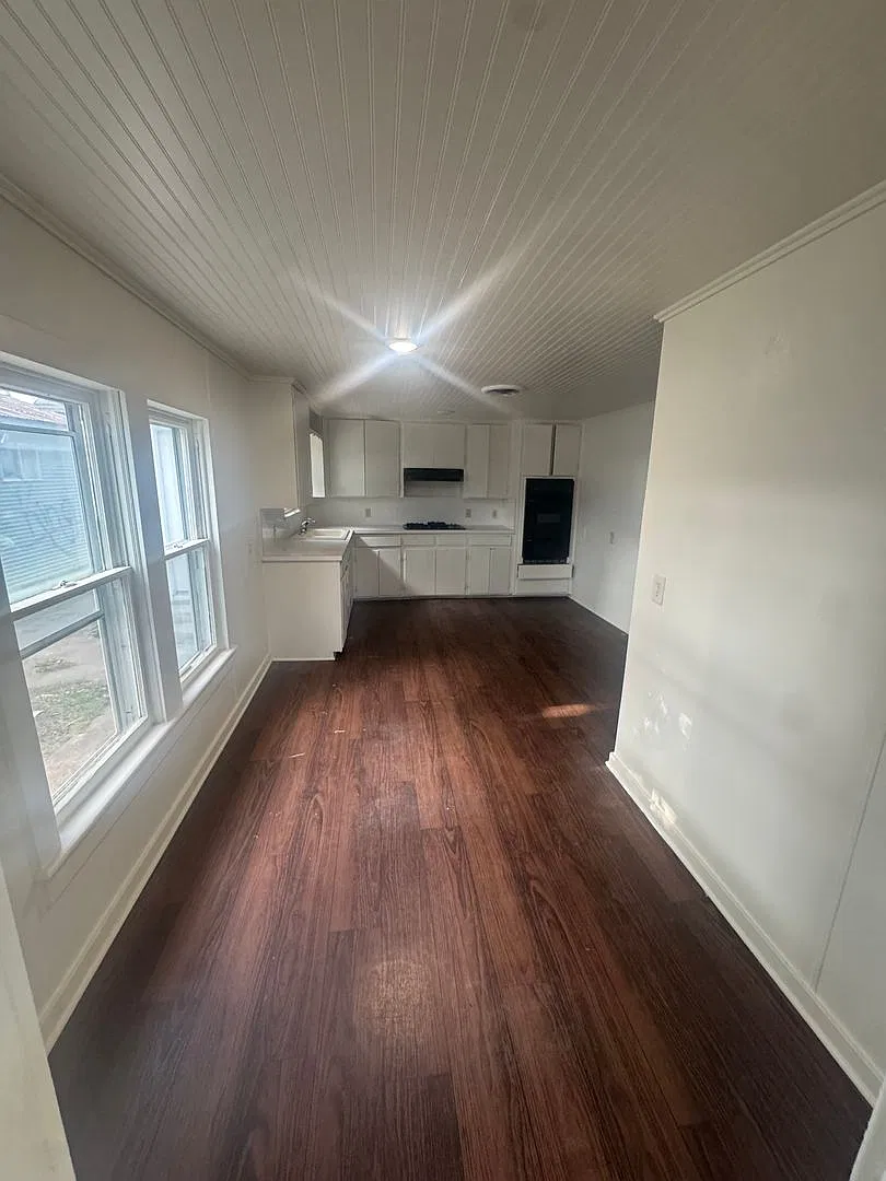 Newly Renovated - Charming 3/2 With Storage Unit And Covered Parking — Photo 2
