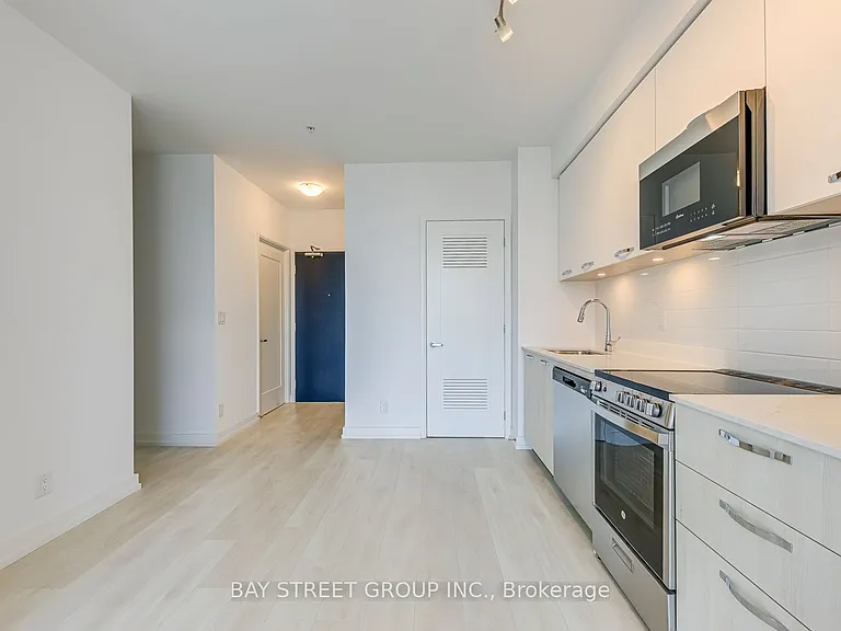 75 James St S #1504 — Photo 9