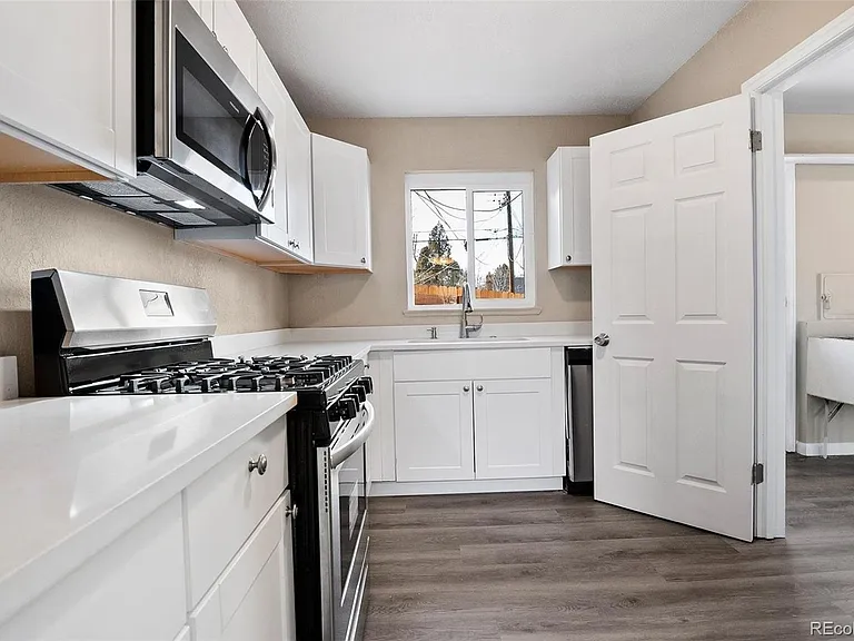 2301 Newport St — Photo 3