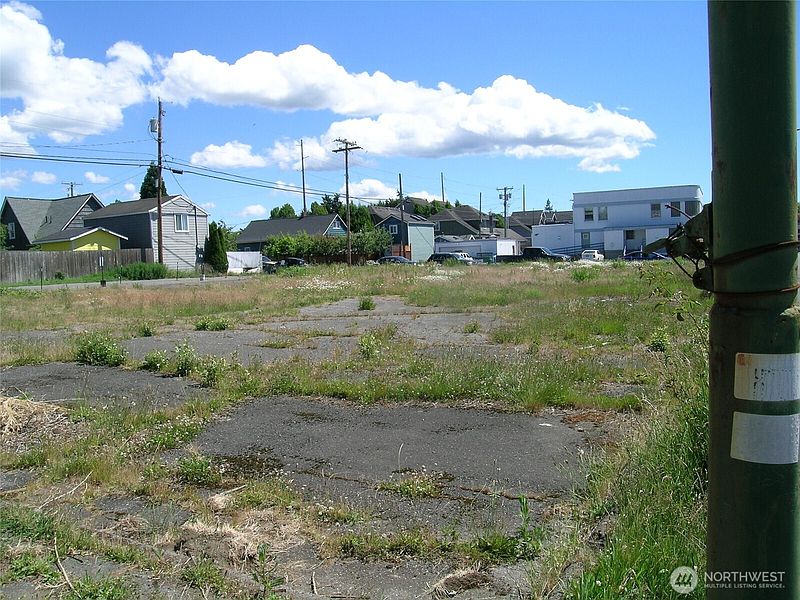 3rd image of 2500 Meridian Street