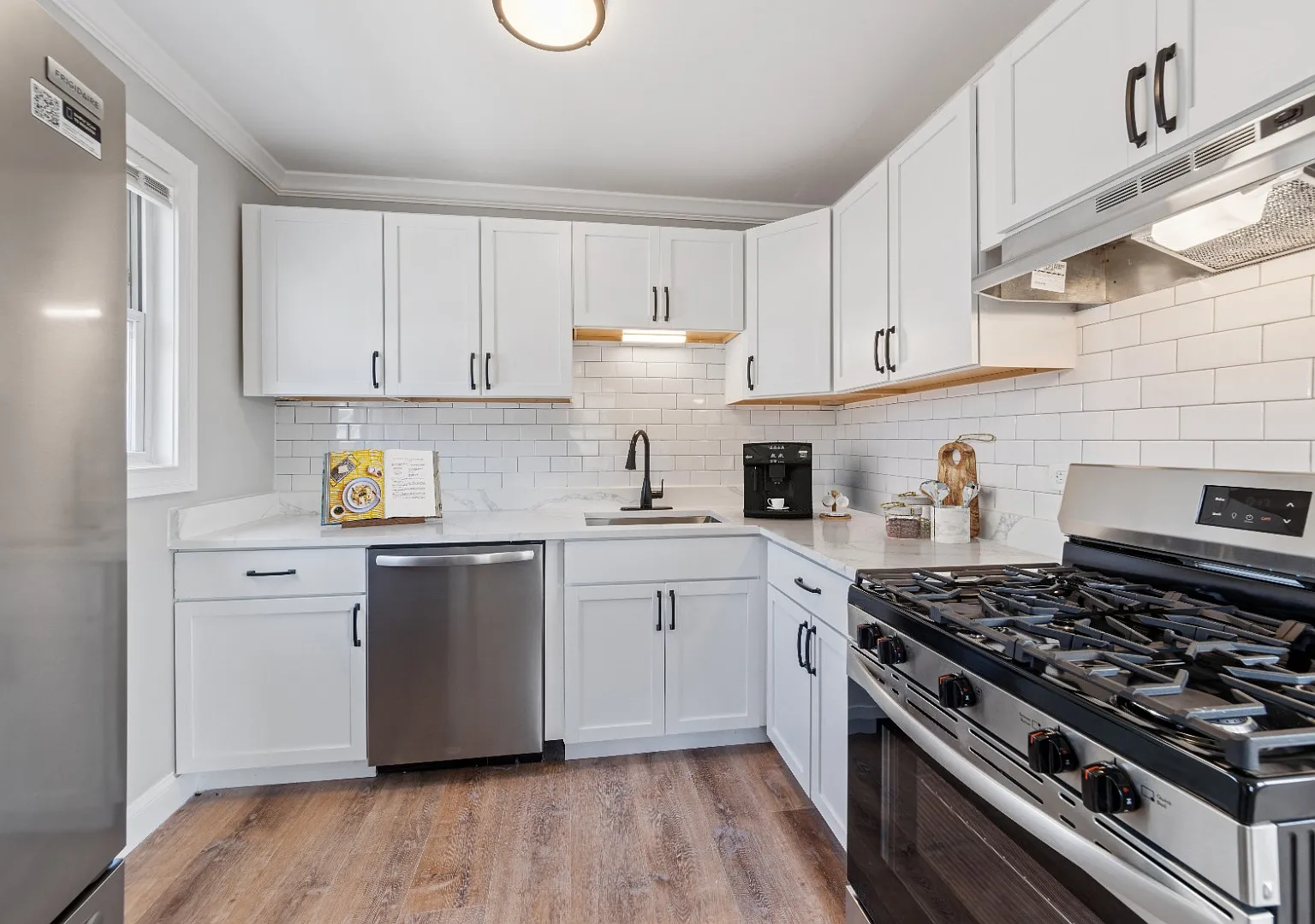 Recently Rehabbed 1-Bedroom in Lake Bluff | Pet Friendly + Prime Location — Photo 2