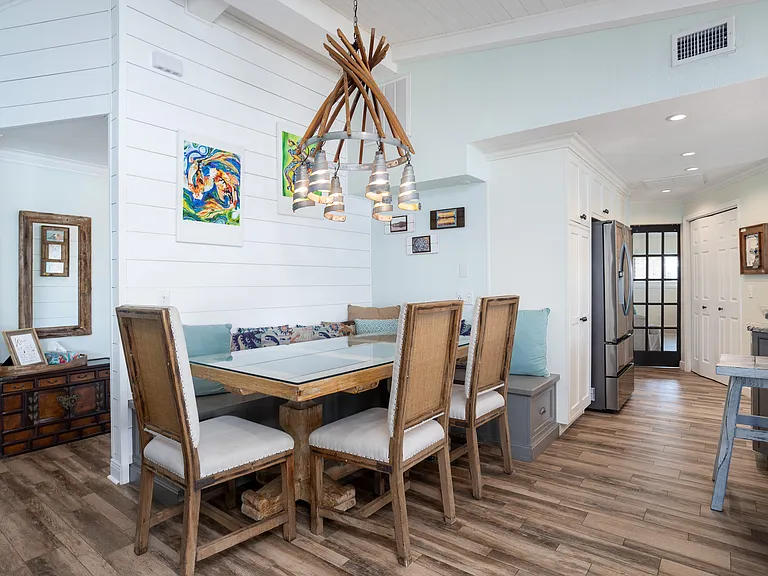 Kitchen dining area