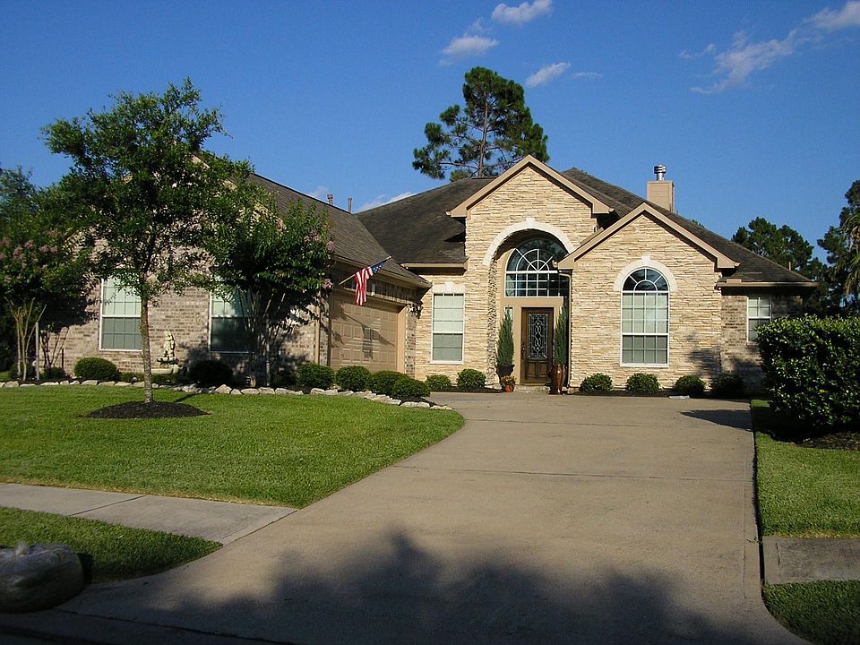 Front of house with Stone on outside.  Fresh paint in July 2008 on exterior