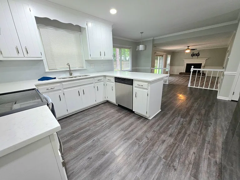 415 Rosewood Ln — Photo 8
